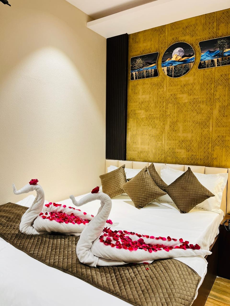 Bed, Bedroom, towels