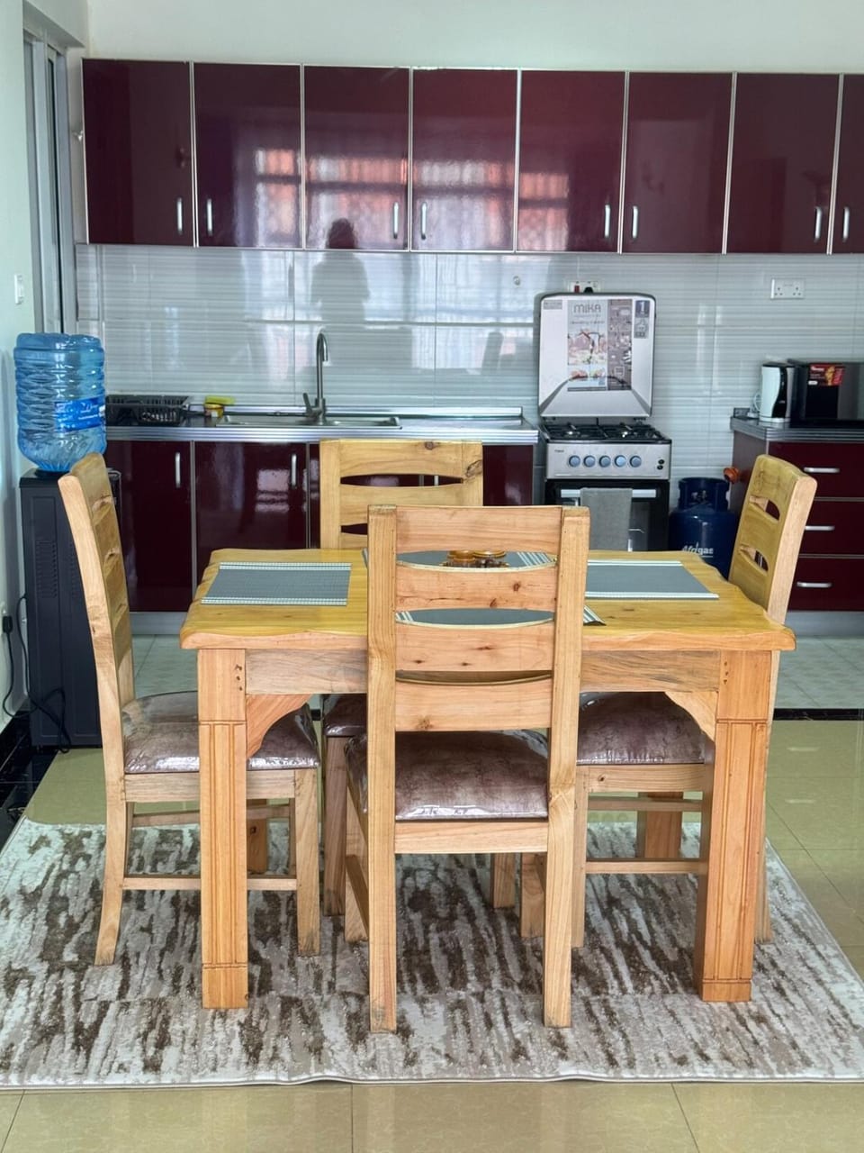 Kitchen or kitchenette, Dining area