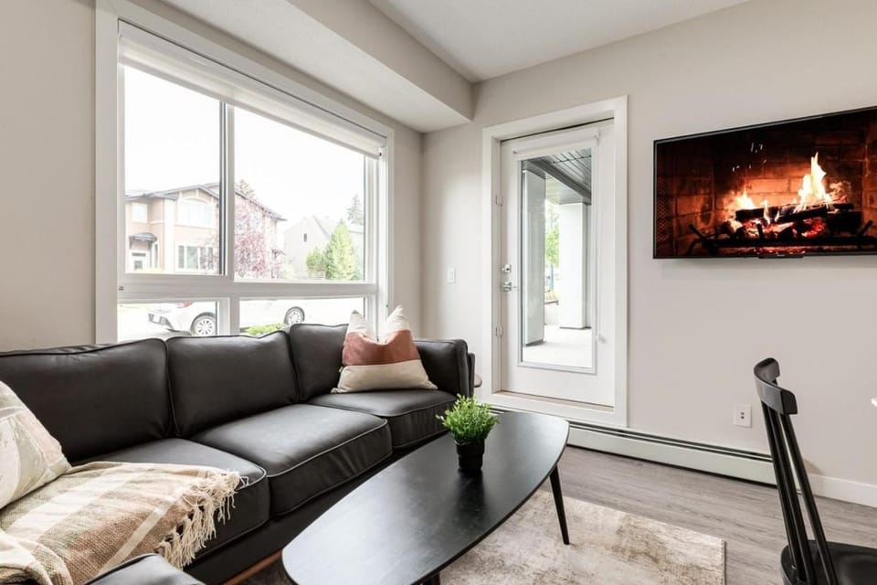 Free Heated Parking, Quick DT Access Apartment in Calgary