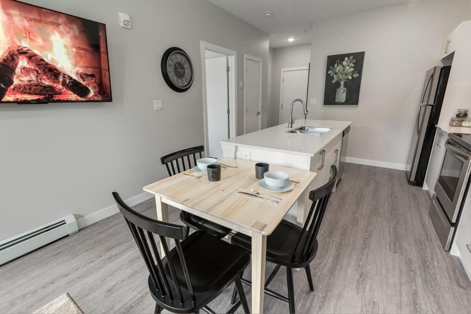 Free Heated Parking, Quick DT Access Apartment in Calgary