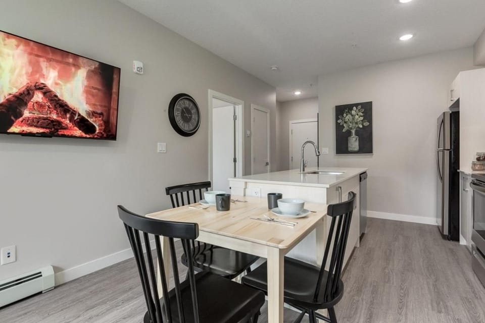Free Heated Parking, Quick DT Access Apartment in Calgary