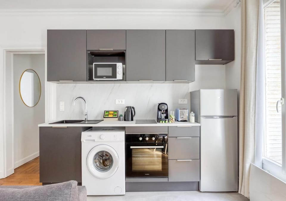 Coffee/tea facilities, microwave, oven, stove, washing machine, kitchen
