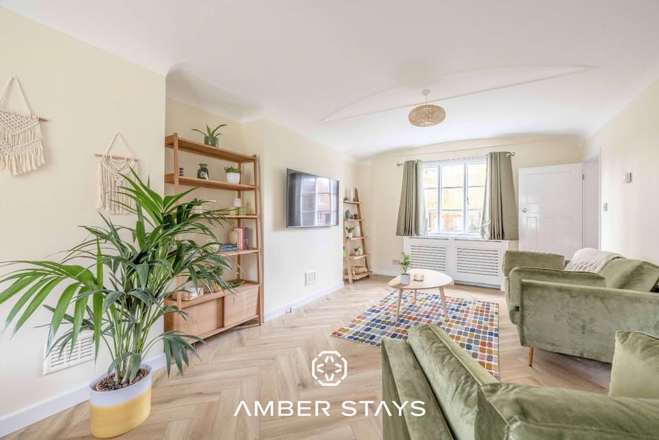 Cosy 3 Bed Cottage in Windsor, Perfect for Small Families & Couples, Sleeps 5 House in Windsor