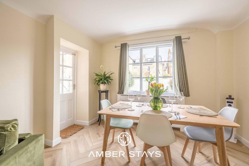 Cosy 3 Bed Cottage in Windsor, Perfect for Small Families & Couples, Sleeps 5 House in Windsor