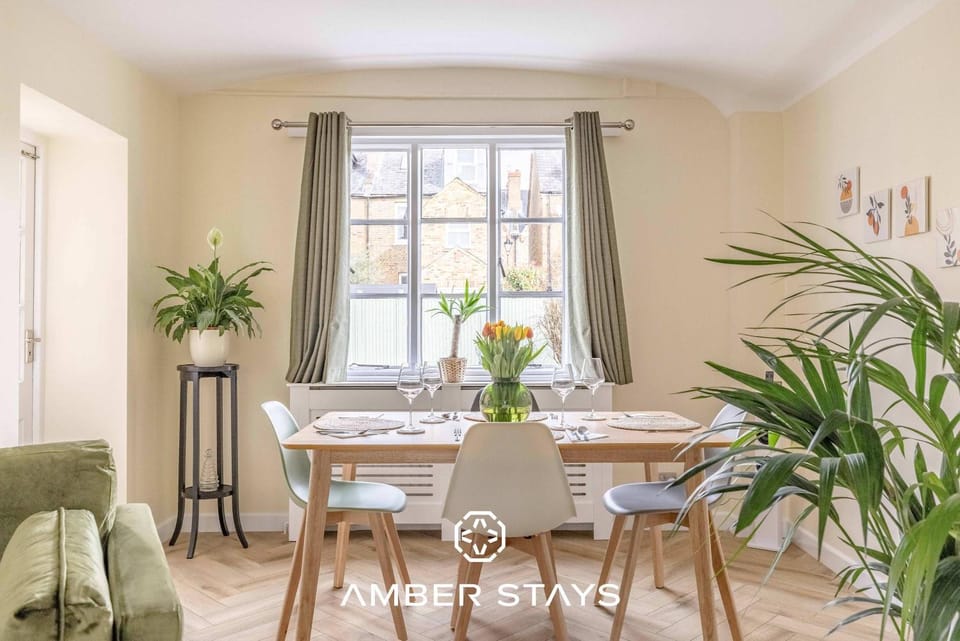 Cosy 3 Bed Cottage in Windsor, Perfect for Small Families & Couples, Sleeps 5 House in Windsor