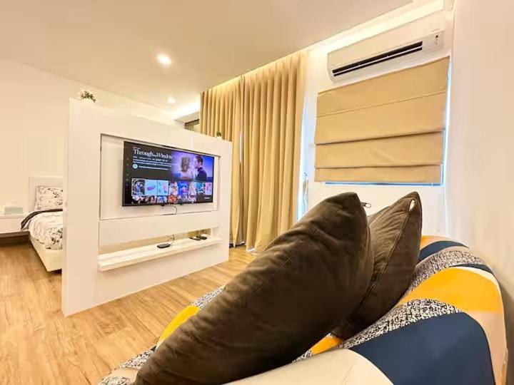 TV and multimedia, Seating area, air conditioner