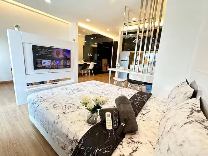 Bed, TV and multimedia, Photo of the whole room