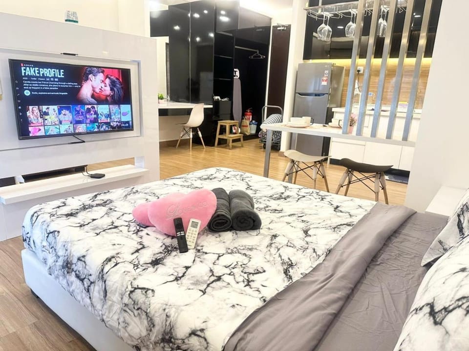 Bed, TV and multimedia, Bedroom