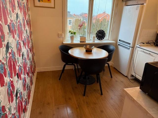Kitchen or kitchenette, Dining area
