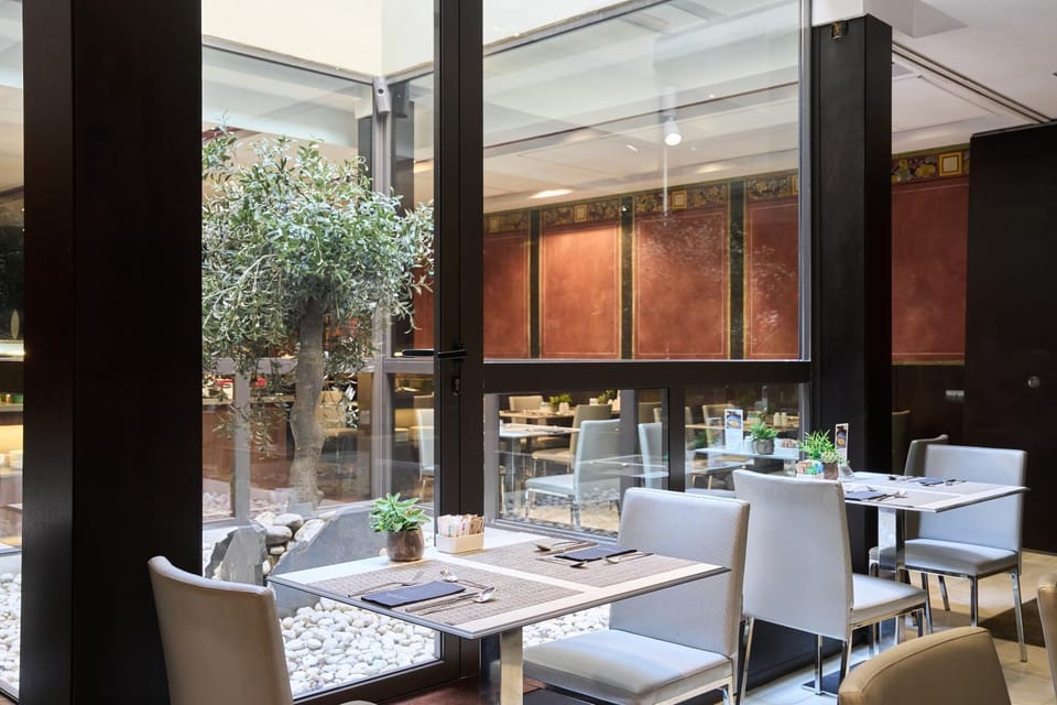 Restaurant/places to eat, Dining area