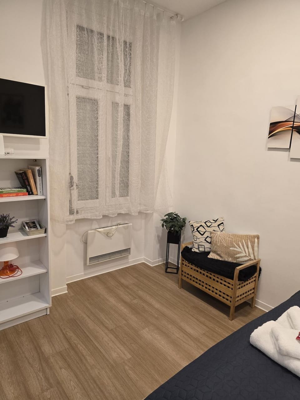 Bed, TV and multimedia, Living room, Seating area, Bedroom, towels
