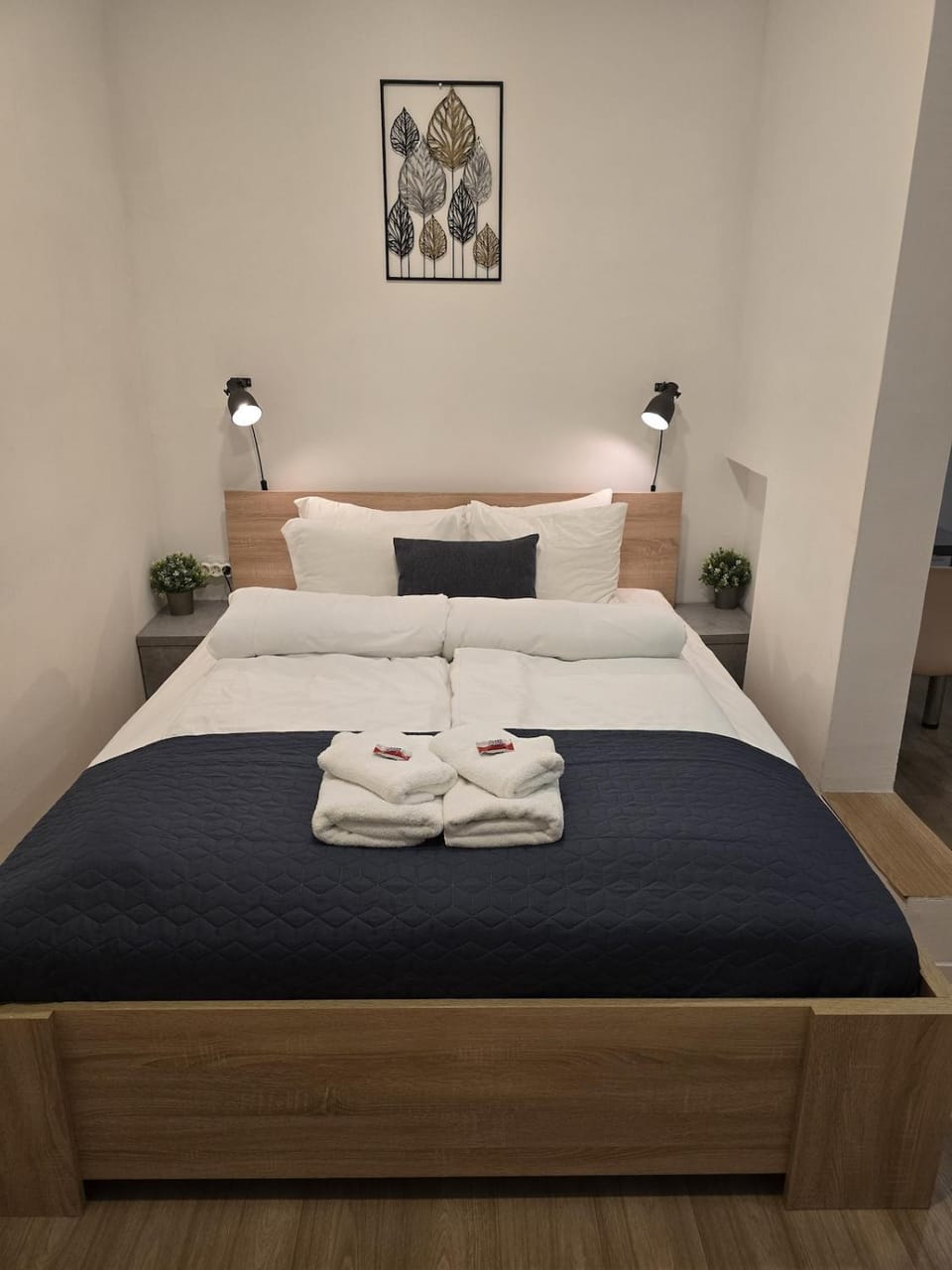 Bed, Bedroom, towels