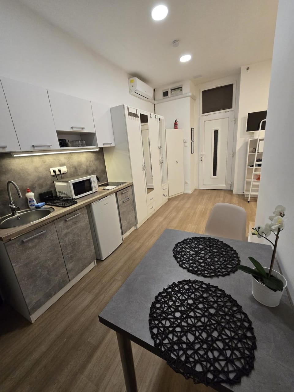 Kitchen or kitchenette, Dining area, stove
