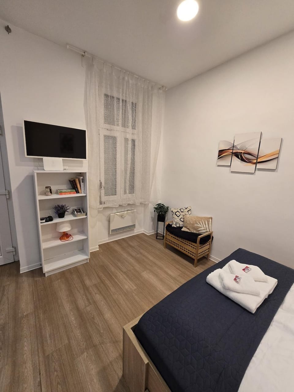 Bed, TV and multimedia, Bedroom, towels
