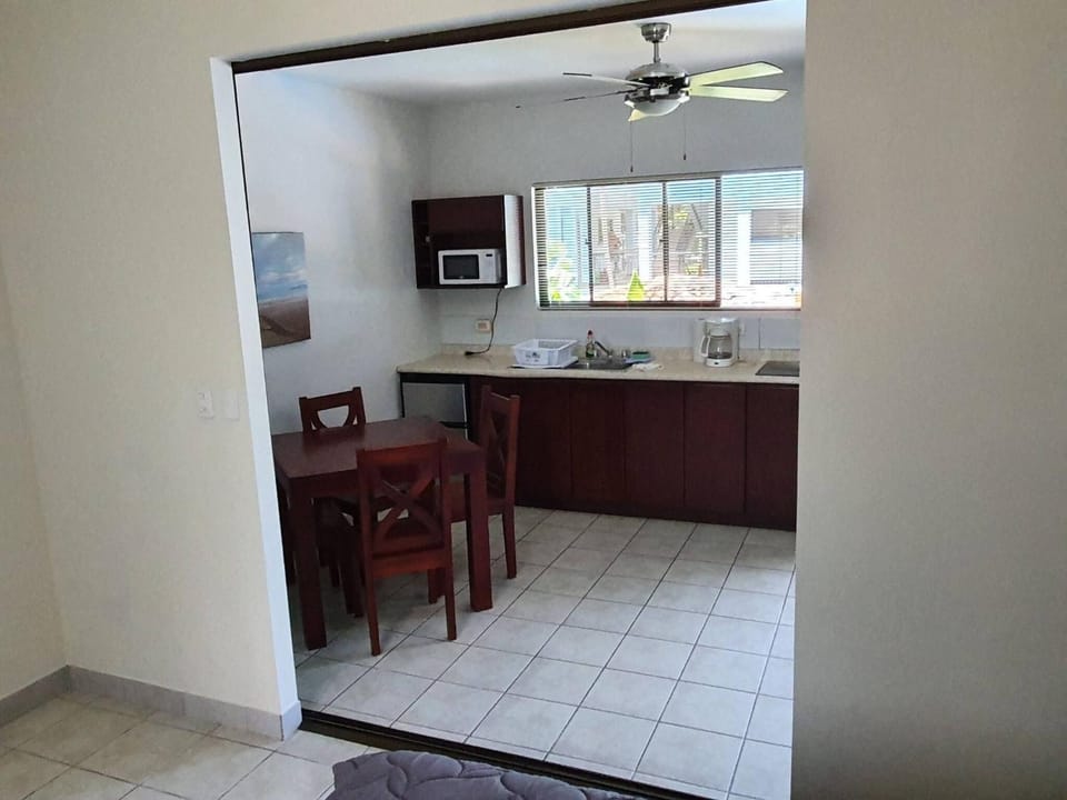 Restaurant/places to eat, Coffee/tea facilities, Seating area, Dining area, microwave, kitchen
