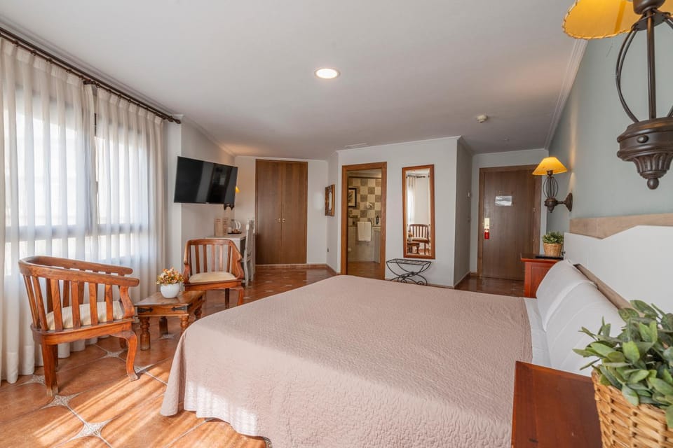 Bed, TV and multimedia, Photo of the whole room, Bedroom