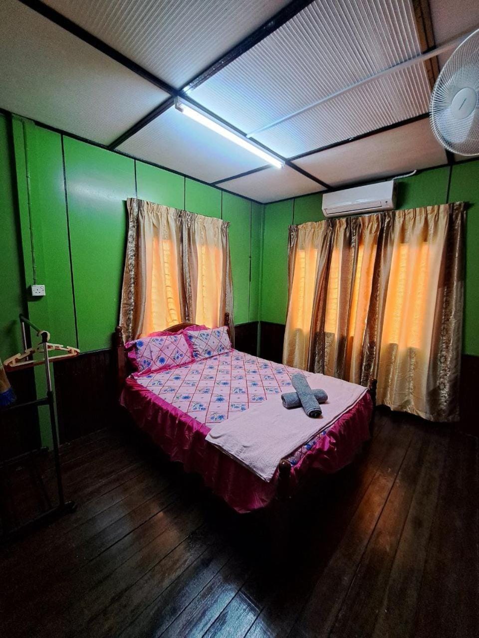 Photo of the whole room, Bedroom, towels, air conditioner