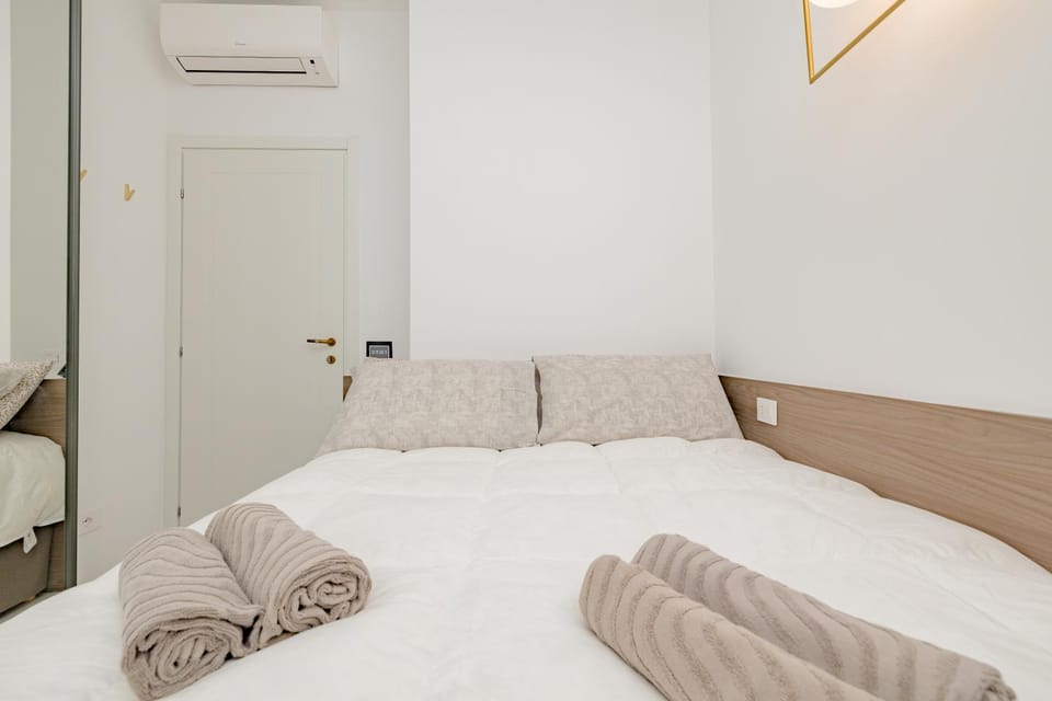 Bed, Photo of the whole room, Bedroom, towels, air conditioner