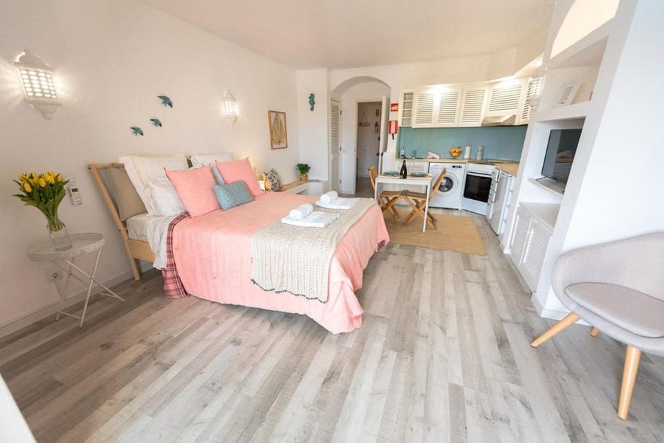 Kitchen or kitchenette, Dining area, Bedroom