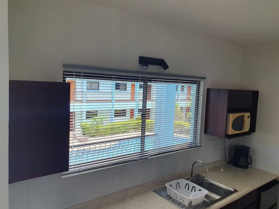 Coffee/tea facilities, microwave, kitchen