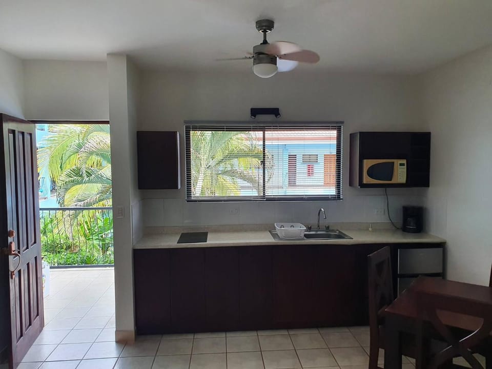 Coffee/tea facilities, microwave, kitchen
