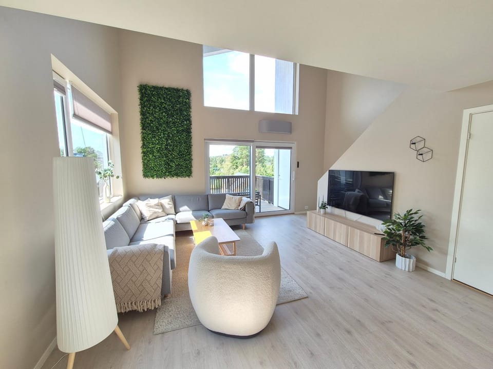 Communal lounge/ TV room, TV and multimedia, Seating area, Evening entertainment
