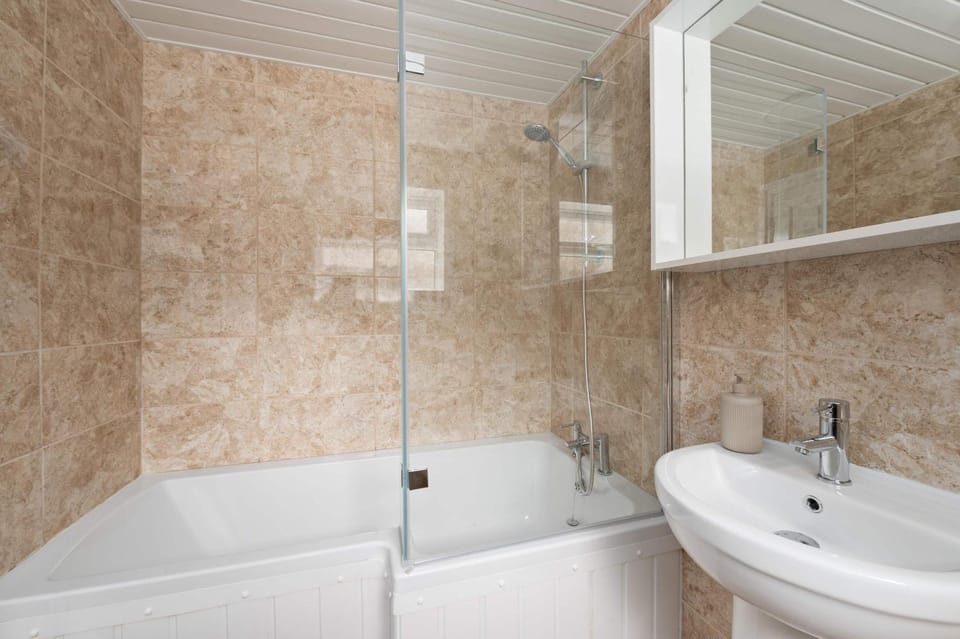 Stylish 3-Bed Home, Free Double Parking, Near Seafront House in Cleethorpes