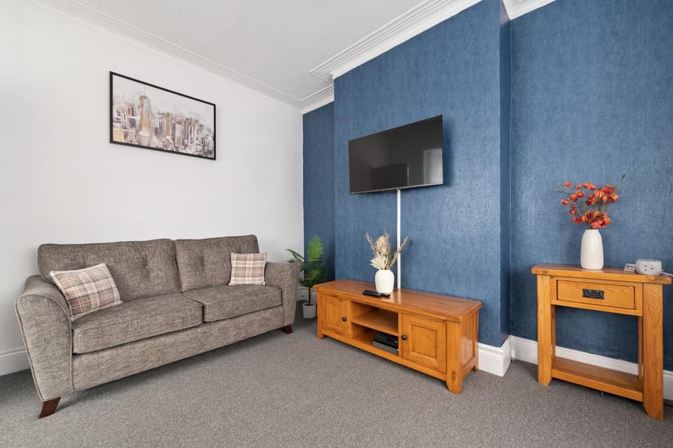 Communal lounge/ TV room, TV and multimedia, Living room, Seating area, Evening entertainment