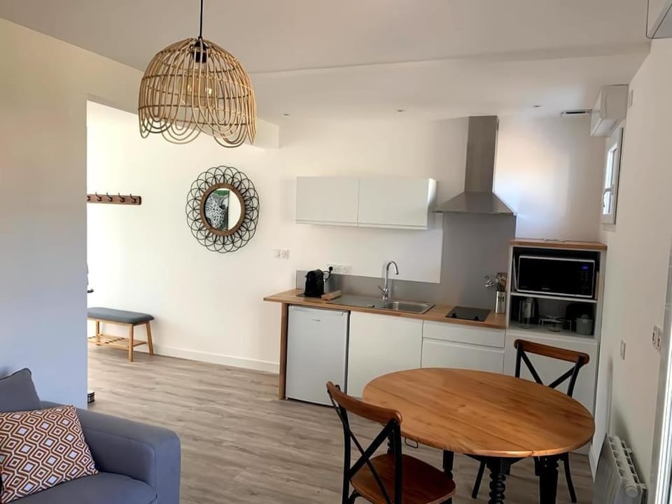 Kitchen or kitchenette, Dining area