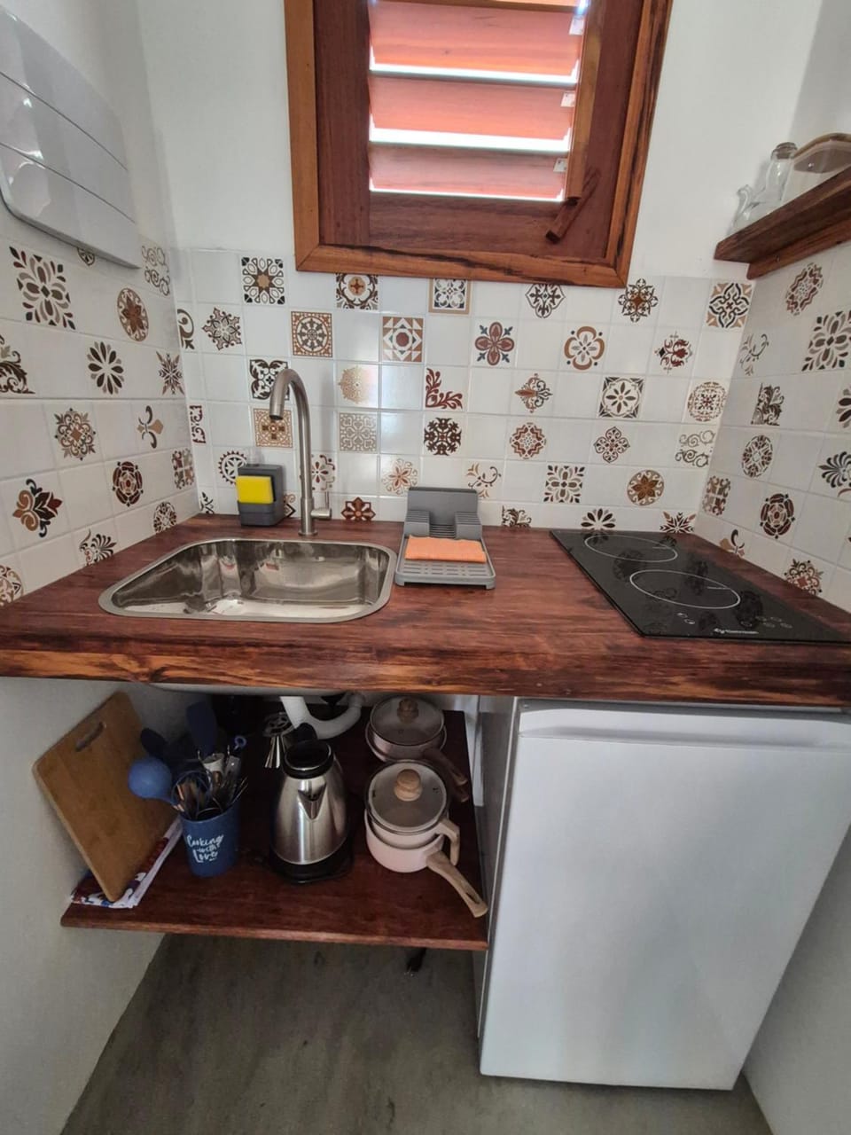 Kitchen or kitchenette, minibar, stove