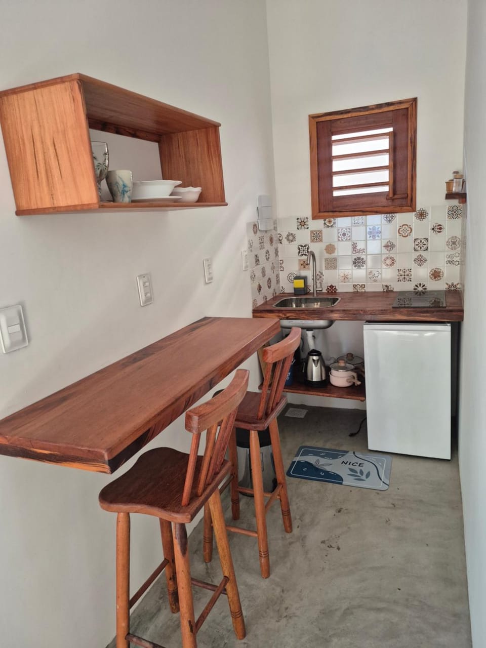Kitchen or kitchenette, minibar, stove