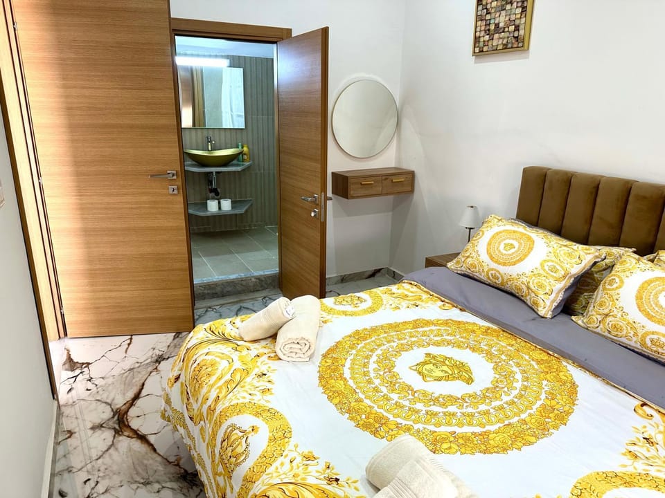 Bed, Bedroom, towels, wardrobe