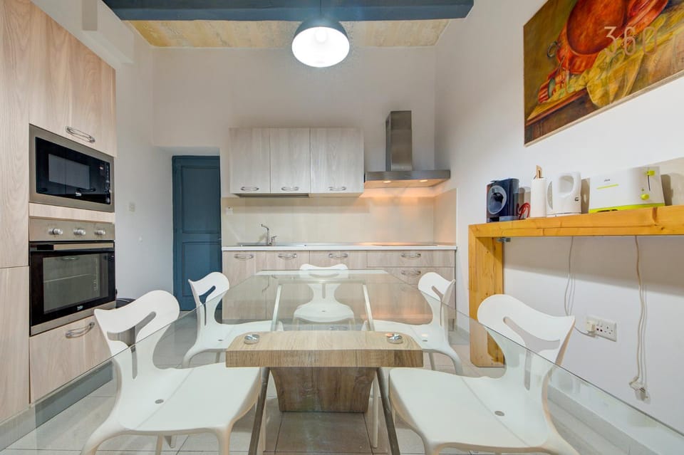 Kitchen or kitchenette, Living room, Seating area, Dining area, minibar, oven, pet friendly, stove