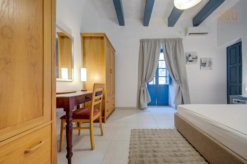 Bed, Living room, Photo of the whole room, Seating area, Dining area, Bedroom, hair dresser, wardrobe, air conditioner