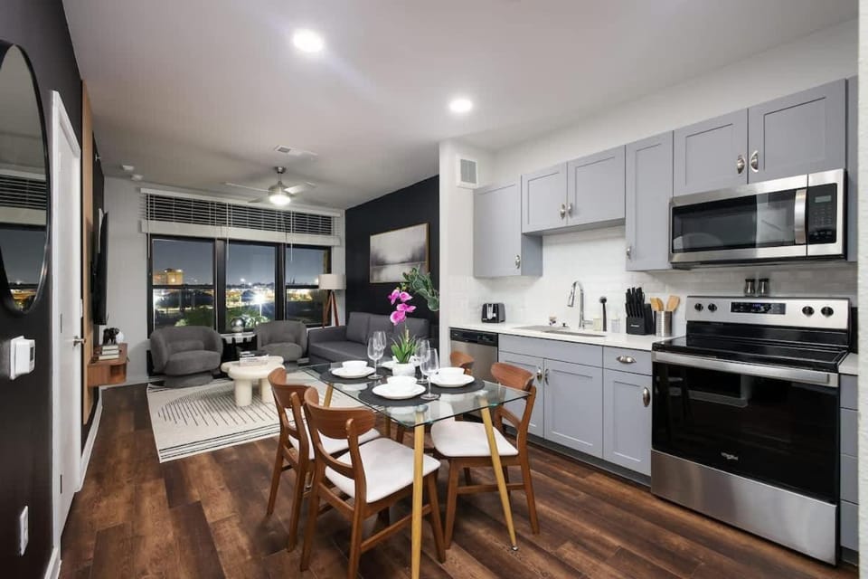 1BR Escape w Pool&Parking, Near Rvrwlk & Conv Ctr Apartment in San Antonio