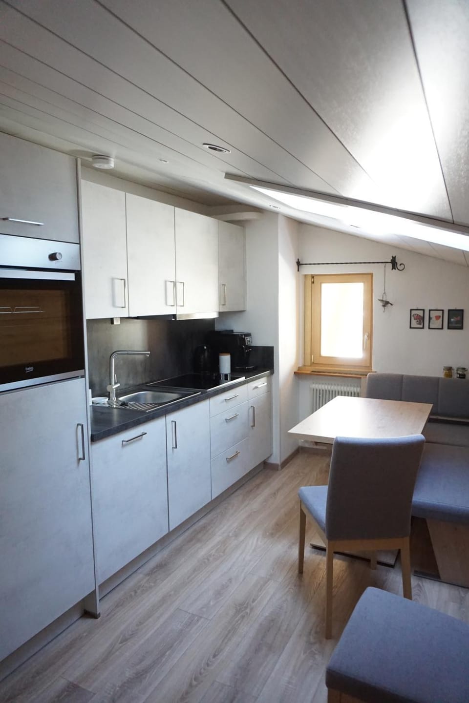 Coffee/tea facilities, Kitchen or kitchenette, Dining area, stove