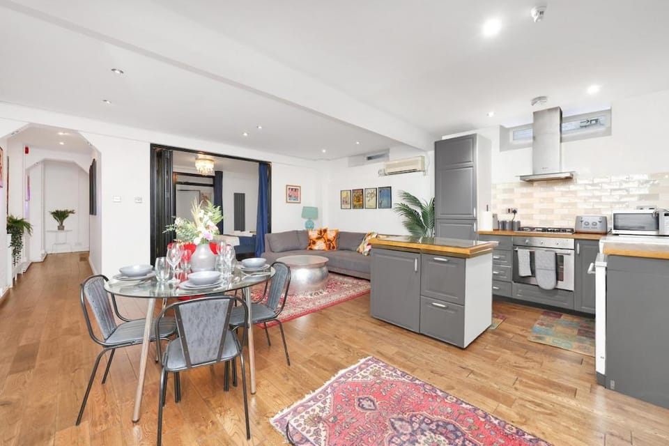 Large 2 Bedroom Warehouse Apartment Short Term Rental & Flexible Renting Hoxton With Free Wi-Fi Apartment in London Borough of Islington