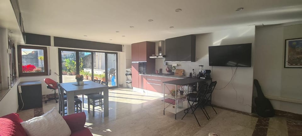 Kitchen or kitchenette, Dining area, oven