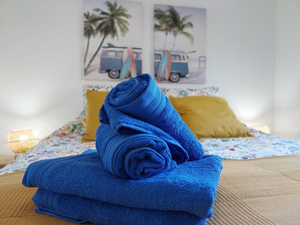 Bed, Bedroom, towels