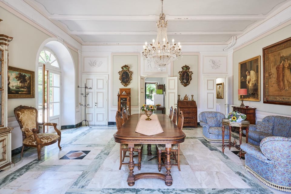 Living room, Seating area
