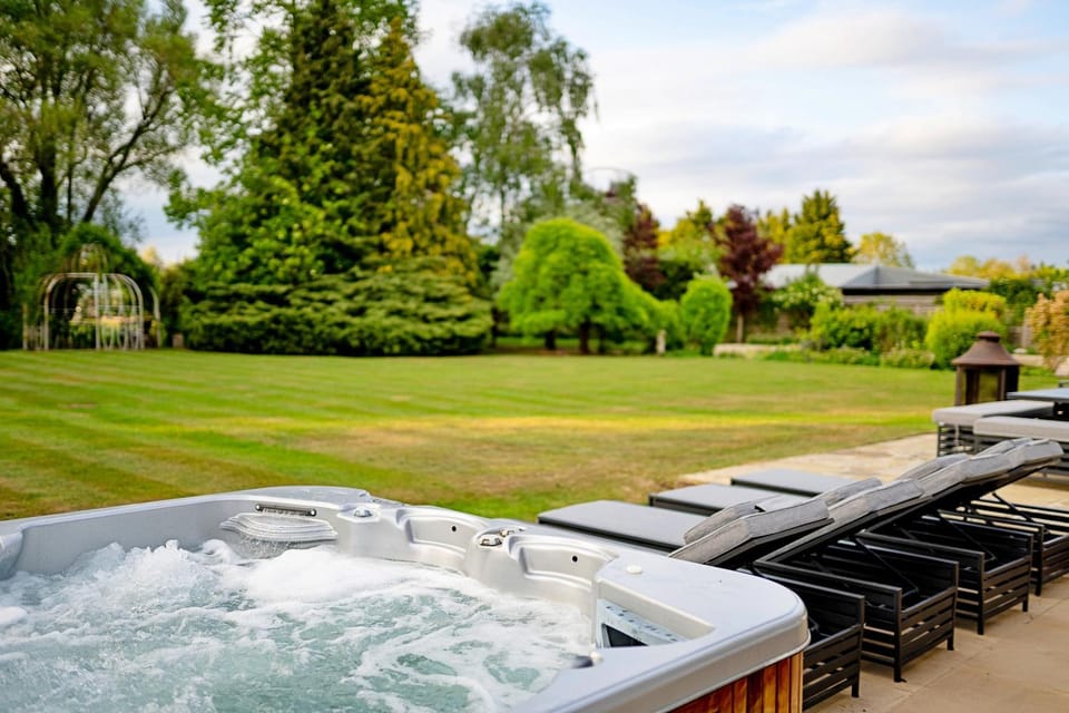 Spring, Day, Garden, Hot Tub, Garden view