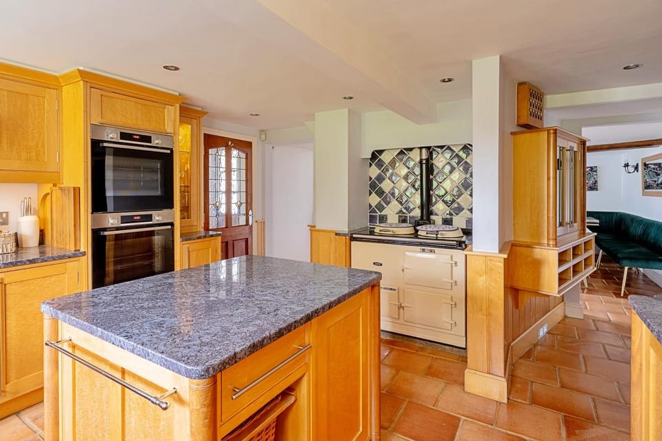 Kitchen or kitchenette, dishwasher, oven