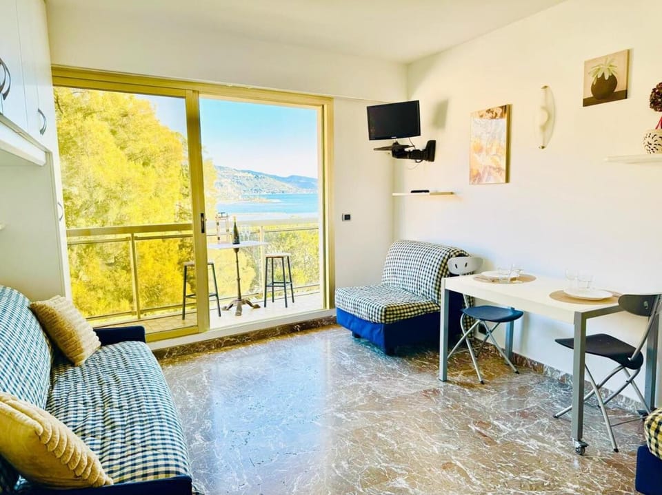 Berkeley, studio, terrasse, vue mer, parking, clim Apartment in Menton