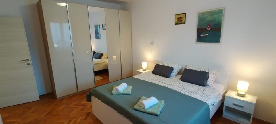 Bed, Bedroom, towels, wardrobe