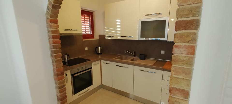 Kitchen or kitchenette, dishwasher, stove