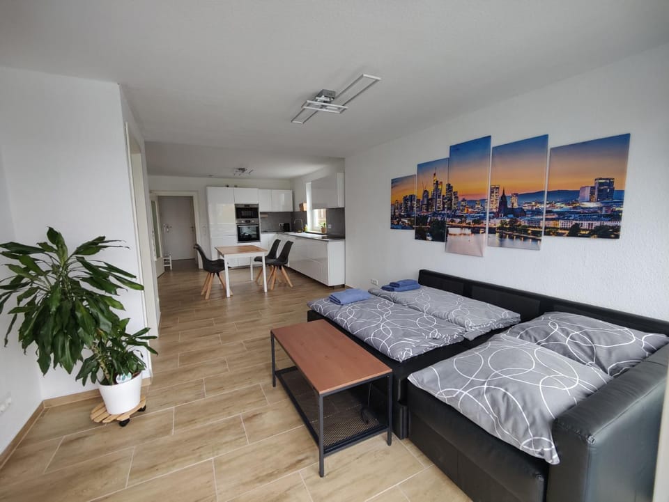 Bed, Living room, Seating area, Dining area, kitchen