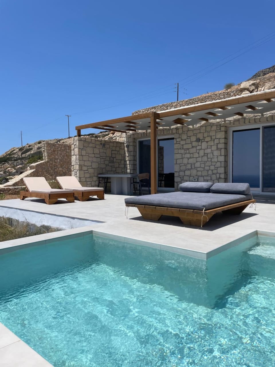 Property building, Patio, Day, Pool view, Swimming pool, Swimming pool, sunbed