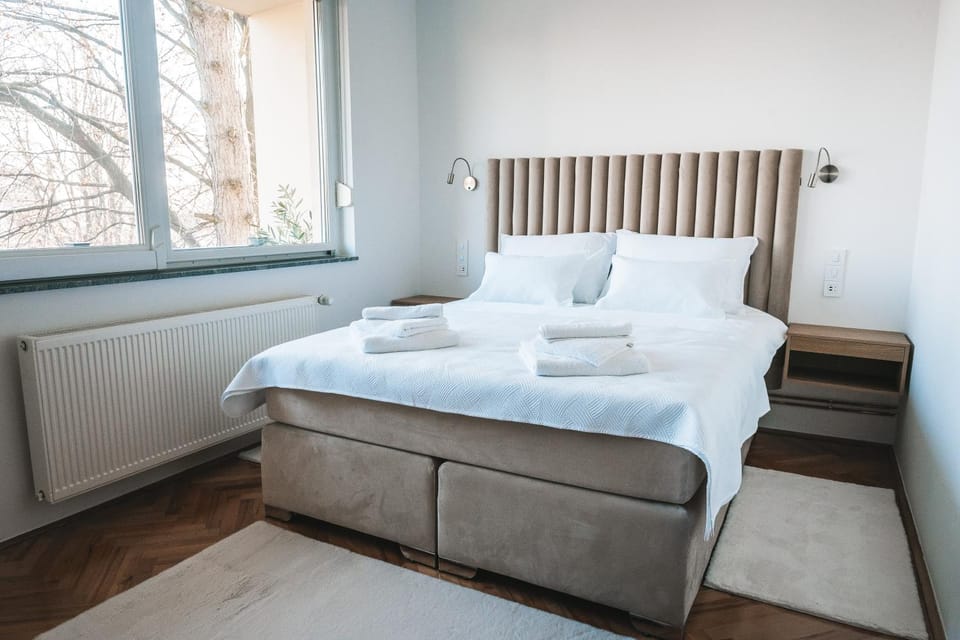 Bed, Bedroom, internet, towels