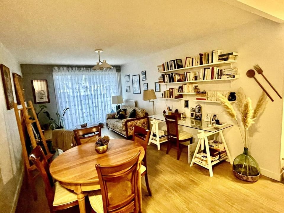 Library, Seating area