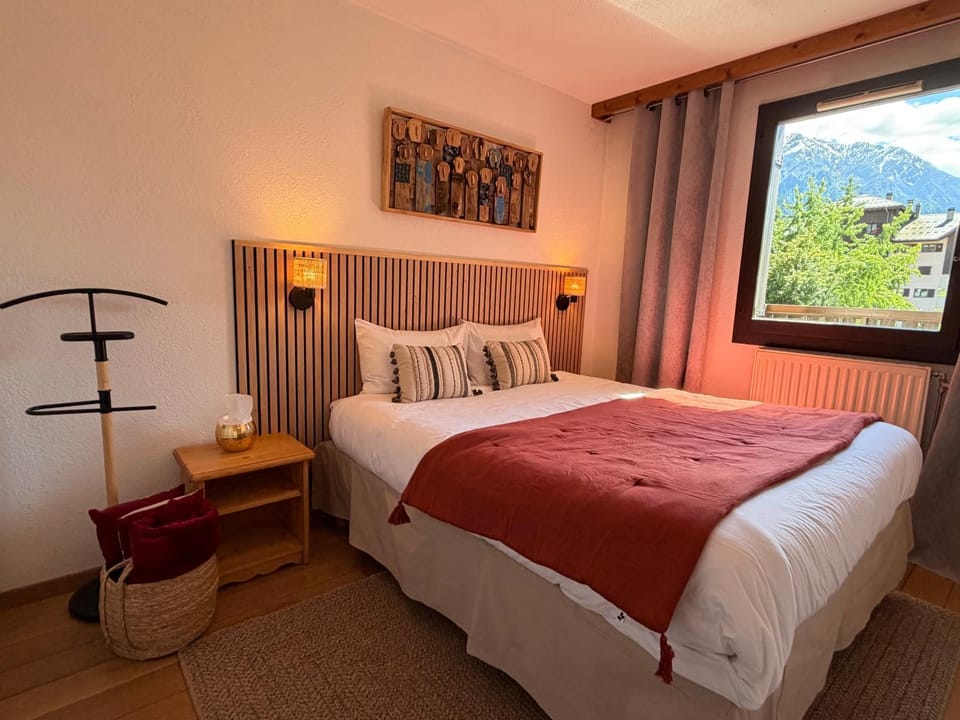 Bed, Bedroom, Mountain view